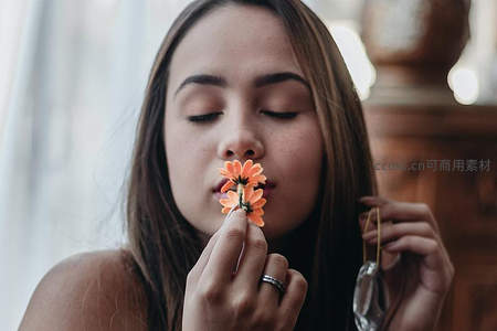 闭眼闻花香女子享受片刻安宁