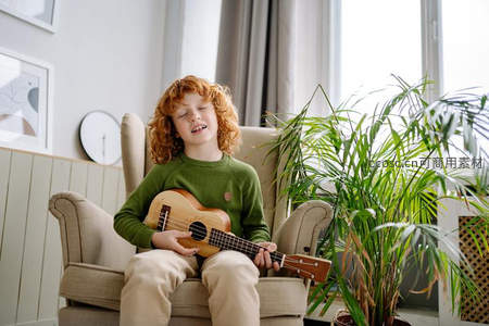 红发男孩弹奏尤克里里