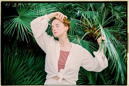 女子在热带植物中舒展身心