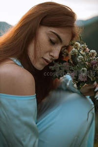 红发少女轻嗅野花侧颜温柔