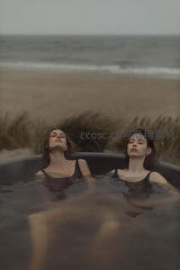 双人海边浴缸放松疗愈时光