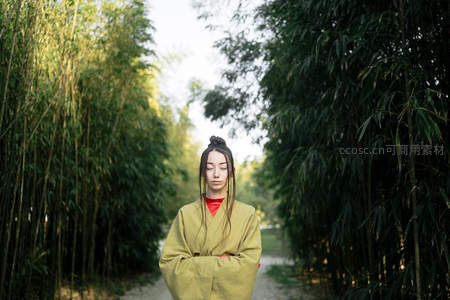 竹林深处，古装女子闭目伫立