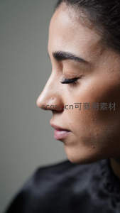 宁静侧颜，闭目沉思的女性特写