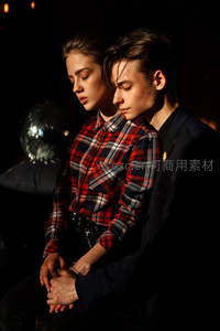 亲密依偎，情侣在暗光中静享温情