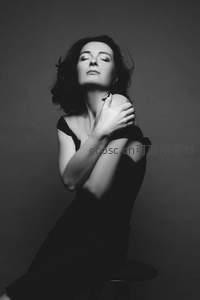 黑白光影中的沉思女子