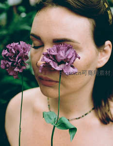 紫花遮面的梦幻少女写真