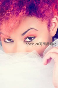 红发妆容女郎以薄纱遮面神秘凝视