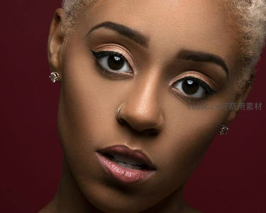 精致妆容下的深邃眼神，展现自信魅力