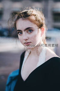 街头少女回眸，阳光洒在脸庞