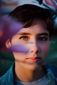 短发青年透过紫影凝望远方