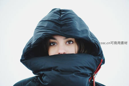 深色连帽羽绒服中的神秘眼神