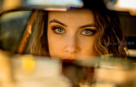 车内后视镜中的凝视，眼神深邃而神秘