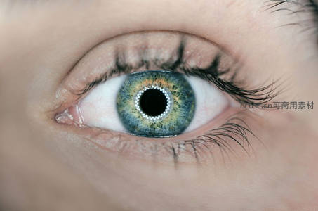 微距下的虹膜细节，色彩斑斓如宇宙星云