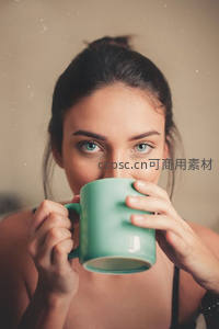 手捧薄荷绿杯，碧眼凝望如晨间清茶