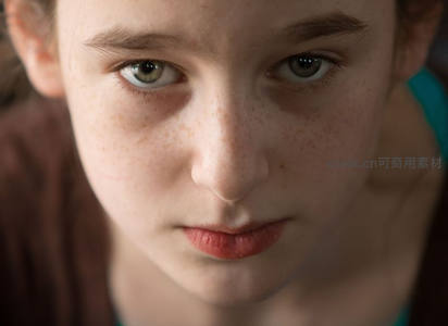 雀斑少女直视镜头：沉静而坚定