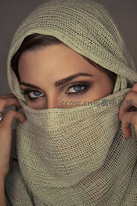 神秘面纱下的蓝色眼眸凝视