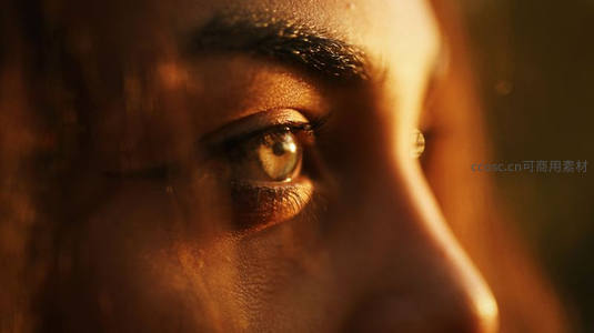 夕阳余晖映照温柔眼眸