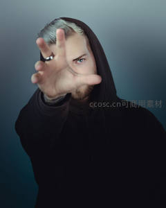 黑衣男子伸手遮面神秘凝视