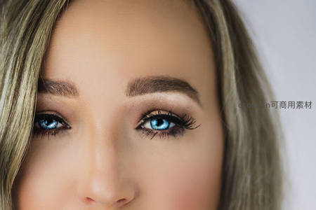 蓝色瞳孔特写：清澈眼神魅力
