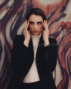 街头涂鸦前的时尚女性肖像