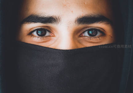 神秘面纱下的深邃眼神特写