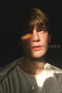 光影交错中的少年侧颜写真