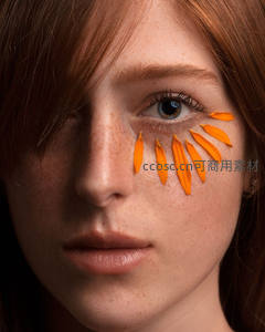 橙色花瓣妆点的红发少女脸庞