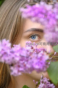 紫丁香花丛中凝视的蓝眸