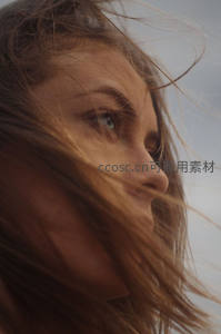 风中飞扬发丝的侧脸凝望