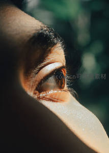 侧脸光影下，棕瞳凝视远方