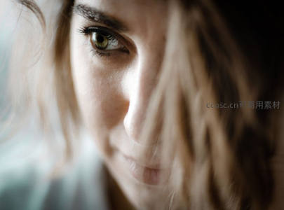 发丝轻拂，绿眸凝望远方