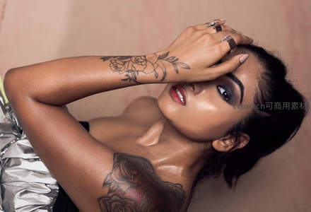 纹身美女优雅遮面，时尚魅力尽显