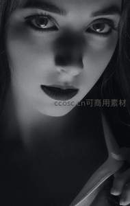 低角度仰拍的魅惑凝视