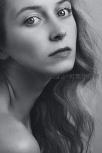 黑白光影下的女性侧颜特写