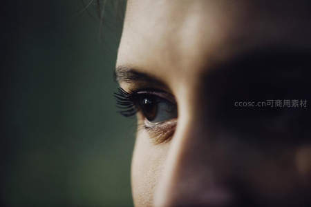 微距镜头下女性眼眸的细腻之美