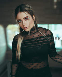 黑纱波点上衣女子室内凝视