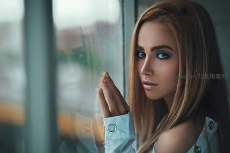 窗边凝望的女子，眼神深邃如海