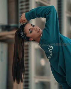 活力少女街头摆拍，蓝绿卫衣亮眼