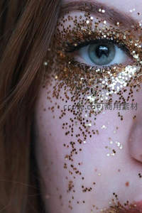 金色闪粉点缀眼周，梦幻精灵妆容