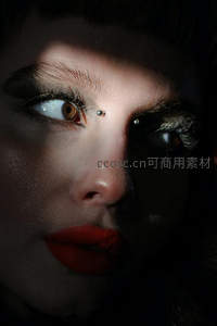 戏剧光影下的红唇女郎，神秘魅惑