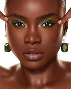 绿金眼妆与宝石耳环的时尚魅力