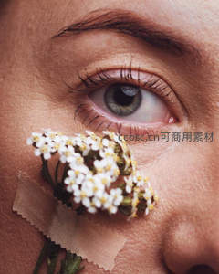 眼眸旁的白色小花与自然纹理