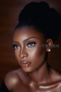 黑人女性精致妆容，高光闪耀优雅迷人