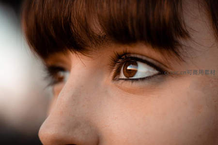 少女侧脸特写，棕色眼眸凝望远方