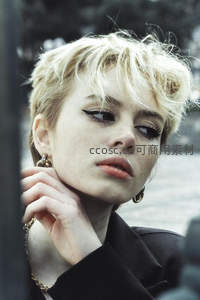 金发短发女性侧脸特写，眼神深邃