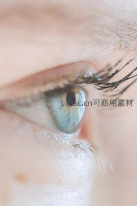 浅蓝色眼睛微距，睫毛纤长卷翘