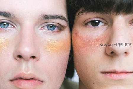 双人面部彩妆特写，色彩斑斓