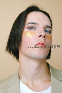 金色眼妆的时尚青年肖像