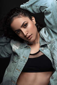 牛仔夹克下的酷飒女性