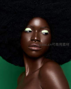 荧光绿眼影非洲女性